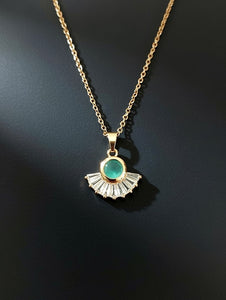 Emerald Green Stone Pendant Necklace – Elegant Gold-Tone Chain