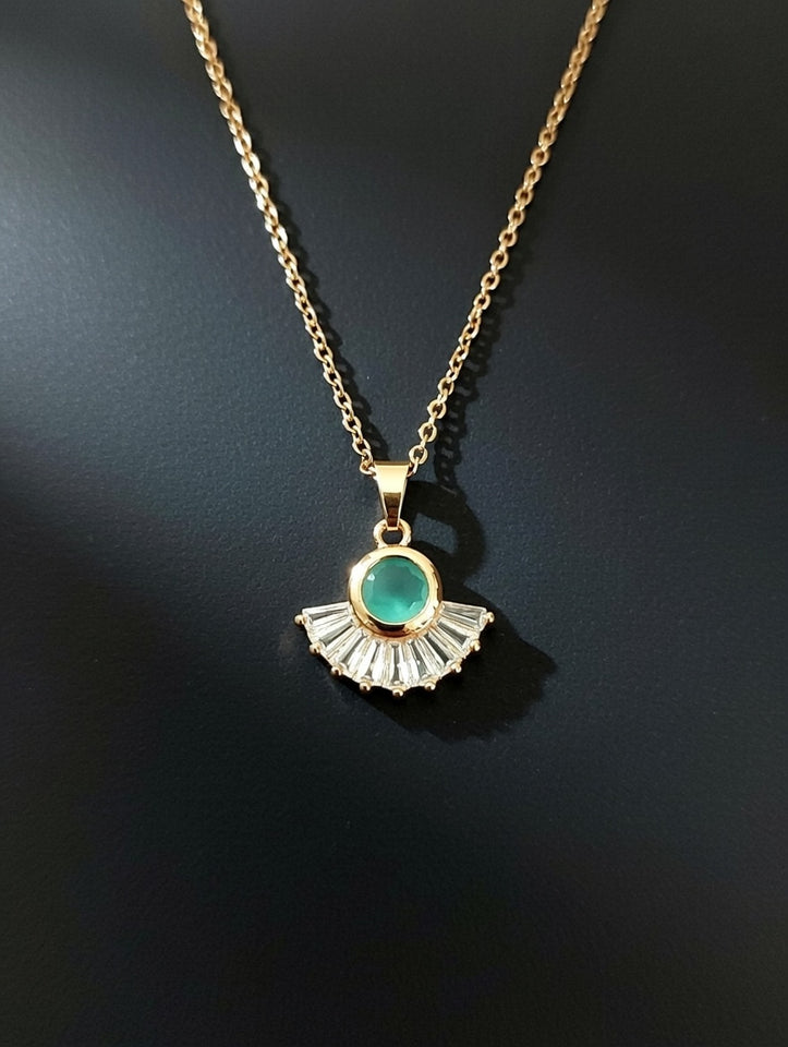 Emerald Green Stone Pendant Necklace – Elegant Gold-Tone Chain